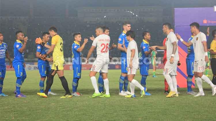 Pemain Persib dan Persela bersalaman sebelum kick off pertandingan Liga 1 2019 di Stadion Si Jalak Harupat, Kabupaten Bandung, Selasa (03/12/2019).