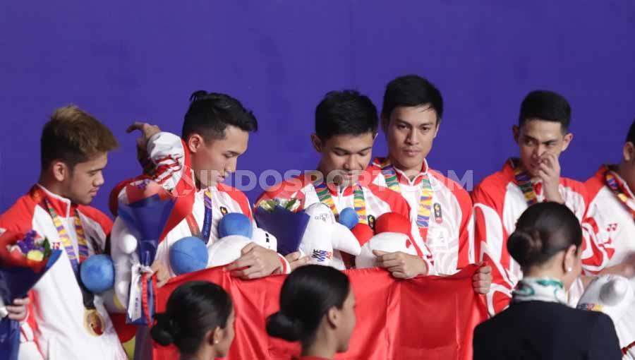 Penyerahan medali emas kepada kontingen bulutangkis Indonesia pada Final SEA Games Filipina 2019, Rabu (04/12/19).