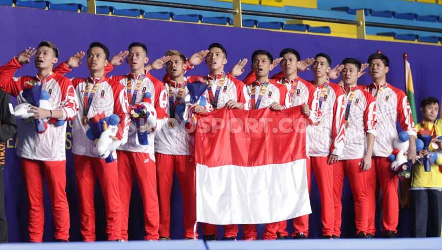 Prosesi pengibaran bendera diiringi lagu kebangsaan Indonesia Raya usai final nomor beregu putra SEA Games Filipina 2019, Rabu (04/12/19).