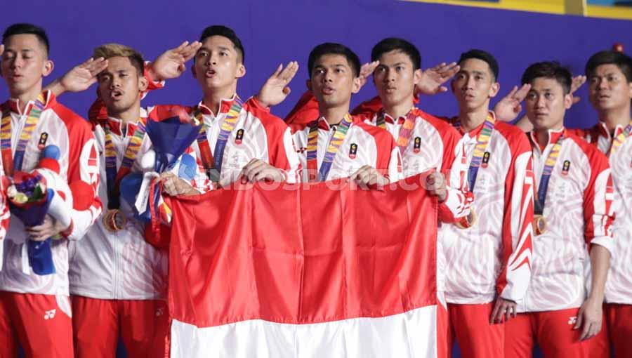Penyerahan medali emas kepada kontingen bulutangkis Indonesia pada Final SEA Games Filipina 2019, Rabu (04/12/19). - INDOSPORT