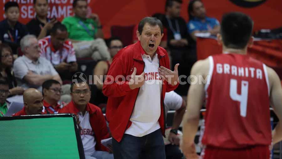 Coach Timnas Basket Indonesia, Rajko Toroman saat memberi instruksi pada anak asuhnya di SEA Games 2019.