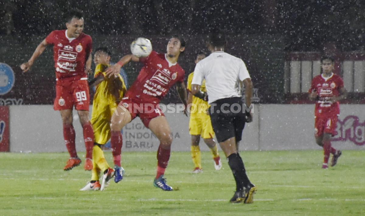 Rahmad Hidayat (kiri) tak masuk dalam daftar 13 pemain lokal yang dipertahankan Persija Jakarta untuk kompetisi Liga 1 musim depan. Ia berpeluang ke PSMS Medan.