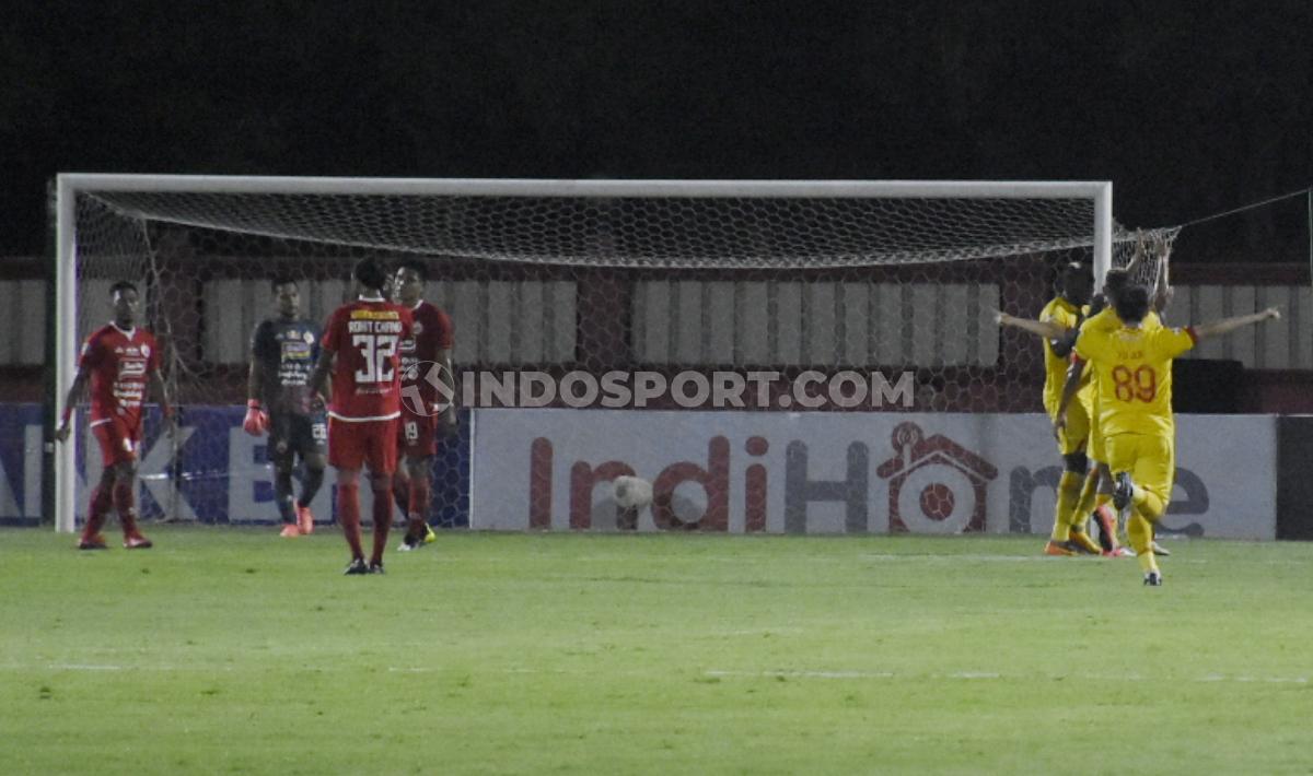 Kekecewaan para pemain Persija (kiri) saat Bhayangkara FC sukses mencetak gol ke gawang Andritany pada laga Liga 1 di Stadion PTIK Jakarta, Rabu (04/12/19). - INDOSPORT