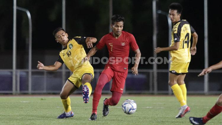 Pemain Timnas U-23, Zulfiandi berjibaku dengan pemain Brunei di laga SEA Games 2019.