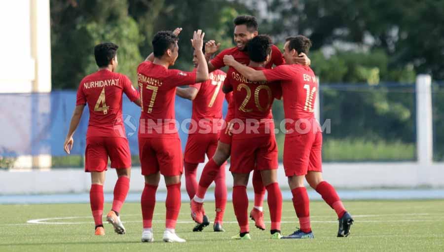Selebrasi pemain Timnas Indonesia u-23, Saddil Ramdani bersama teman satu timnya usai mencetak gol ke gawang Laos U-23, Kamis (05/12/19).