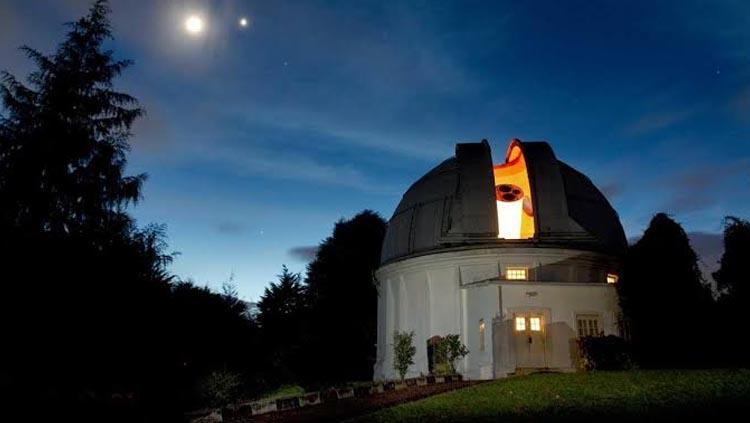 Observatorium Bosscha merupakan salah satu tempat peneropongan bintang tertua di Indonesia. Copyright: Batari Tour & Travel