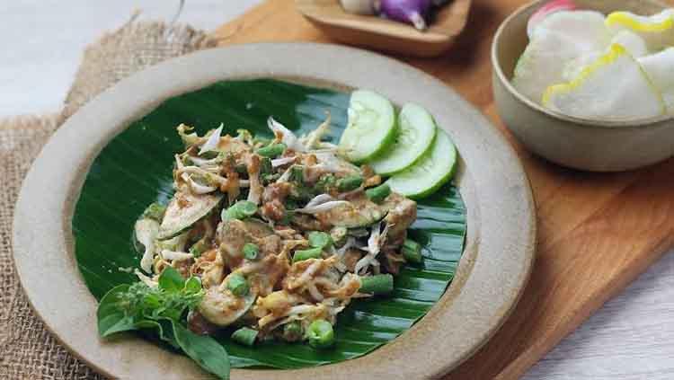 Karedok atau keredok adalah salah satu makanan khas Sunda di Indonesia. Karedok dibuat dengan bahan-bahan sayuran mentah antara lain; mentimun, taoge, kol, kacang panjang, ubi, daun kemangi, dan terong. Copyright: unileverfoodsolution