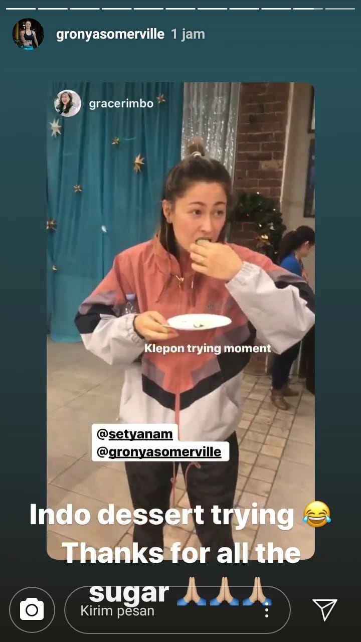 Pebulutangkis Australia, Gronya Somerville ditantang makan klepon oleh Setyana Mapasa. Copyright: Instagram/Gronya Somerville