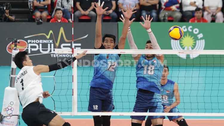Para pemain Timnas Voli putra Indonesia berusaha memblok smash dari Filipina.