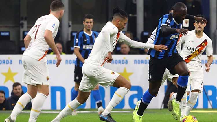 Striker klub Serie A Italia, Inter Milan, Romelu Lukaku (kanan) mendapat penjagaan ketat dari para pemain AS Roma Copyright: Marco Luzzani/GettyImages