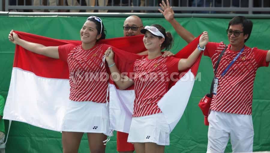 Ganda putri Indonesia, Beatrice Gumulya/Jessy Rompies meraih medali emas tenis SEA Games 2019. - INDOSPORT