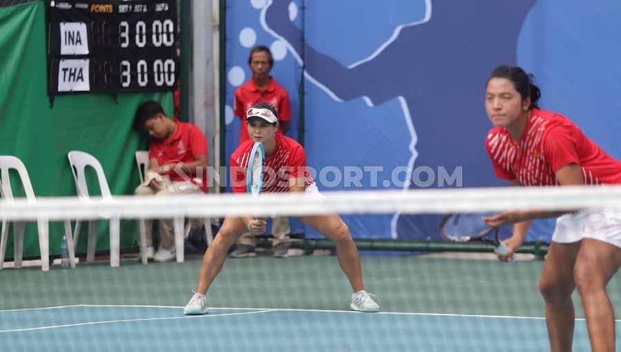 Ganda putri Indonesia, Beatrice Gumulya/Jessy Rompies meraih medali emas tenis SEA Games 2019 usai mengalahkan pasangan Thailand, Plipuech Pengatarn/Tanasugarn Tamarine (6-3, 6-3) di Rizal Memorial Tennis Court, Manila, Sabtu (07/12/19).