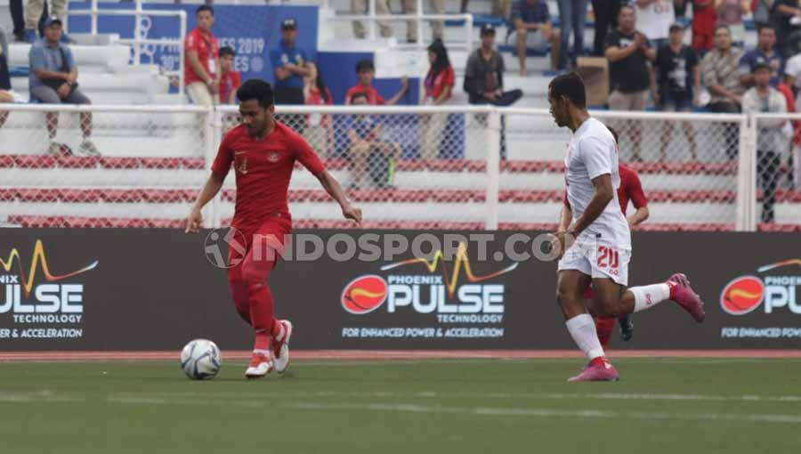 Bintang Timnas Indonesia U-23 Saddil Ramdani coba mencari celah pertahanan Myanmar dalam semifinal SEA Games 2019.