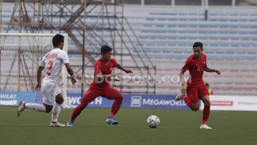 Dua pemain Timnas Indonesia U-23, Firza Andika dan Evan Dimas bekerja sama menghadapi hadangan Myanmar dalam laga semifinal SEA Games 2019.