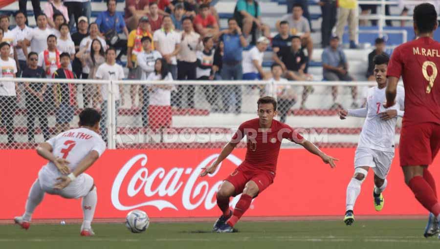 Pemain Timnas Indonesia U-23, Egy Maulana Vikri berusaha untuk melewati pemain Myanmar U-23 di babak semifinal SEA Games Filipina 2019, Sabtu (07/12/19).