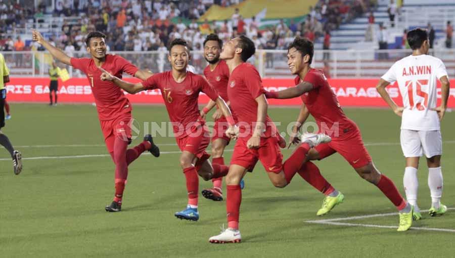 Selebrasi pemain Timnas Indonesia U-23, Evan Dimas usai mencetak gol ke gawang Myanmar U-23 babak semifinal SEA Games Filipina 2019, Sabtu (07/12/19). - INDOSPORT