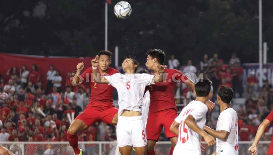 Andy Setyo dan rekannya berusaha mengamankan bola udara pemain Myanmar dalam babak semifinal SEA Games 2019.