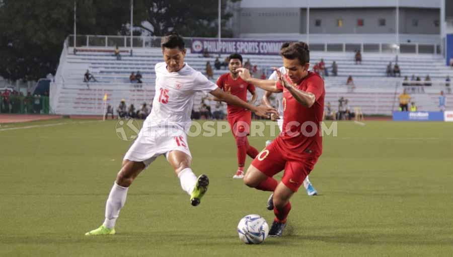 Bek Myanmar berusaha merebut bola dari pemain Timnas Indonesia U-23, Egy Maulana Vikri di babak semifinal SEA Games 2019.
