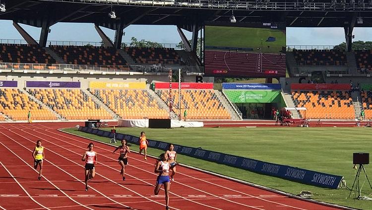 Pelari Filipina, Kristina Knott (paling depan), memecahkan rekor 33 tahun di SEA Games 2019. - INDOSPORT