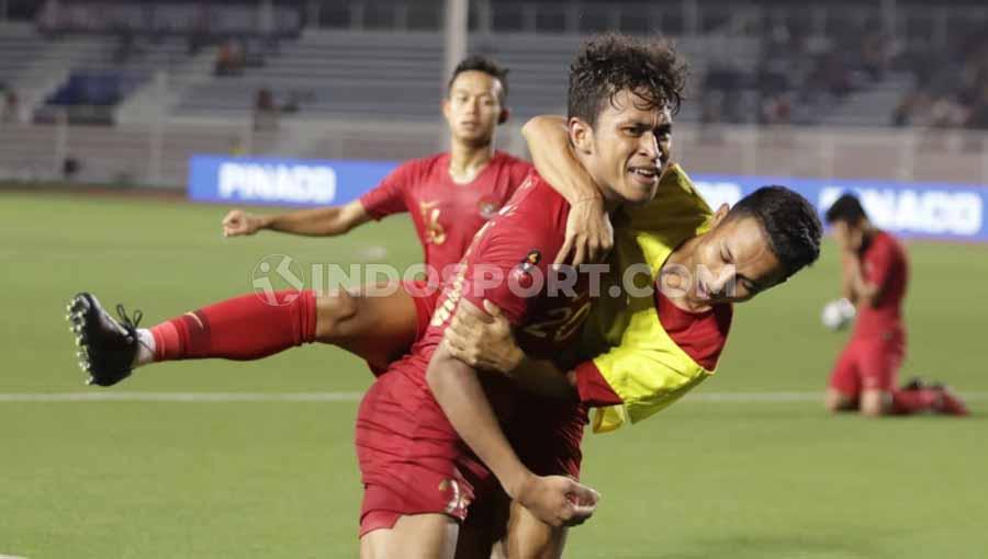Selebrasi pemain Timnas Indonesia U-23, Osvaldo Haay usai bersama Irkham Milla mencetak gol ke gawang Myanmar U-23 babak semifinal SEA Games Filipina 2019, Sabtu (07/12/19).
