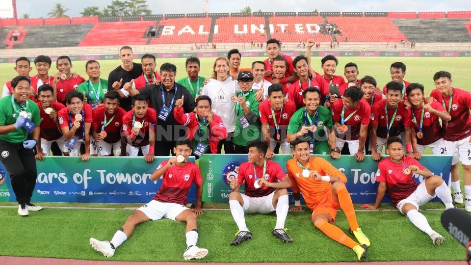 Para penggawa Indonesia U-20 Allstar menjadi juara ketiga Bali U-20 International Cup 2019, setelah mengalahkan Arsenal U-18 4-2 di Stadion Kapten I Wayan Dipta, Gianyar, Sabtu (7/12/19). - INDOSPORT