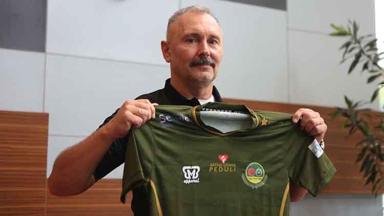Igor Kriushenko, pelatih Tira-Persikabo. - INDOSPORT