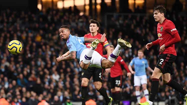 Striker Manchester City, Gabriel Jesus berusaha terbang sambil menyundul bola untuk mencetak gol ke gawang Manchester United dalam pertandingan Liga Inggris 2019-2020 bertajuk Derby Manchester