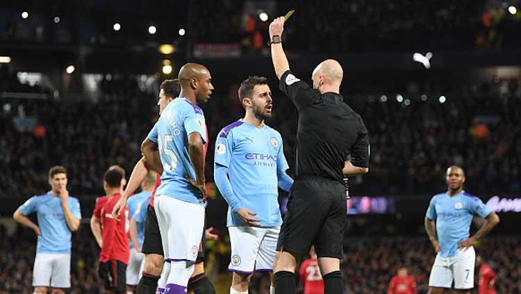 Gelandang serang Manchester City, Bernardo Silva mendapat kartu kuning usai protes keputusan wasit yang memberikan penalti untuk Manchester United dalam pertandingan Liga Inggris 2019-2020 pekan ke-16 bertajuk Derby Manchester.