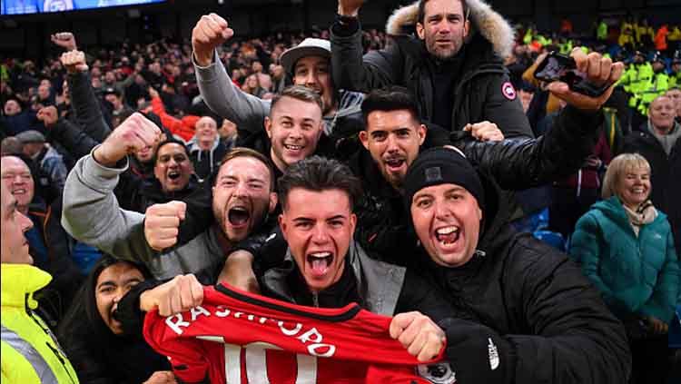 Ekspresi kegembiraan fans Manchester United usai tim kesayangannya menang atas Manchester City dalam laga bertajuk Derby Manchester, salah satu diantara mereka mendapatkan jersey dari Marcus Rashford.