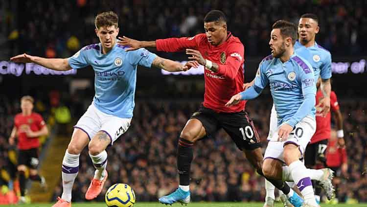 Striker Manchester United, Marcus Rashford mendapat penjagaan ketat dari dua pemain Manchester City, John Stones (kiri) dan Bernardo Silva dalam pertandingan Liga Inggris 2019-2020 pekan ke-16 di Etihad Stadium - INDOSPORT