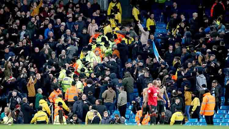 Sempat terjadi perselisihan di akhir laga Derby Manchester antara pendukung Manchester City dengan fans Manchester United di Etihad Stadium.