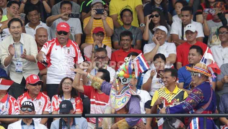 Menteri PUPR, Basuki Hadimuljono saat memberikan dukungan langsung untuk petenis Indonesia. Dia terlihat semangat berbaur dengan suporter Thailand di arena SEA Games 2019. Copyright: Ronald Seger/INDOSPORT