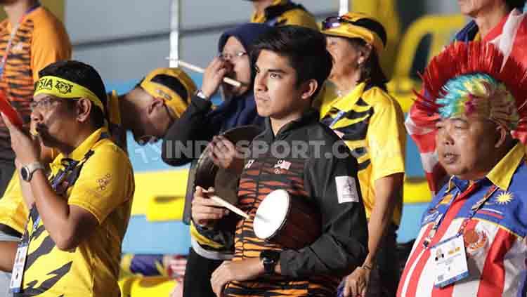 Wajah sayu Menpora Malaysia, Syed Saddiq saat melihat kekalahan pasangan Vivian Hoo/Yap Cheng Wen dari yang ganda putri Indonesia, Greysia Polii/Apriyani Rahayu dalam semifinal SEA Games di Muntinlupa Sport Complex, Manila, Minggu (08/12/19).