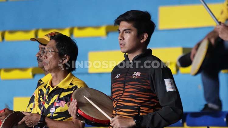 Wajah sayu Menpora Malaysia, Syed Saddiq nampak berada di tengah suporter Malaysia lainnya saat menyaksikan Greysia Polii/Apriyani Rahayu mengalahkan Vivian Hoo/Yap Cheng di semifinal SEA Games 2019.