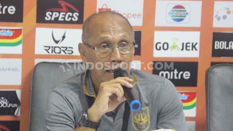 Pelatih PSIS Semarang, Bambang Nurdiansyah, dalam konfrensi pers pasca kemenangan 5-1 atas Arema FC di Liga 1 2019.