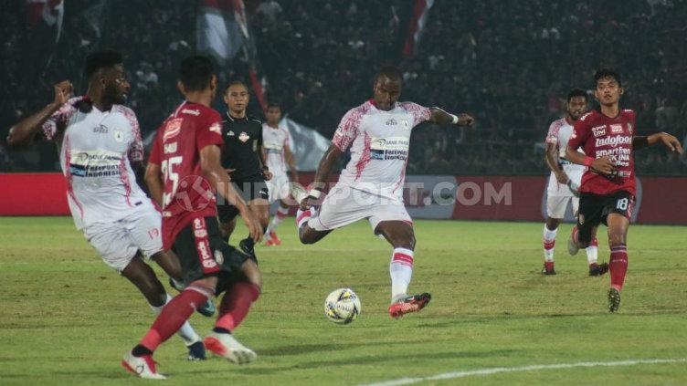 Hasil pertandingan Liga 1 2019 Bali United vs Persipura Jayapura yang berlangsung Minggu (08/12/19) malam, memperlihatkan  parade gol tendangan bebas. Copyright: INDOSPORT/Nofik Lukman