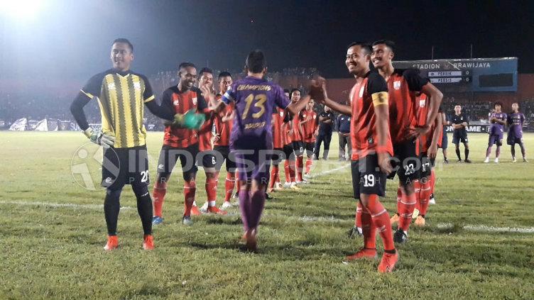 Prestasi pemain persik sbg juara Liga 2 mendapat apresiasi dr Persis Solo, tim kompetitor sepanjang kompetisi. Copyright: Ian Setiawan/INDOSPORT