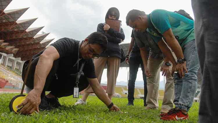 Tim dari PT. LIB saat melakukan verifikasi ke Stadion Harapan Bangsa, Minggu (8/12/2019).