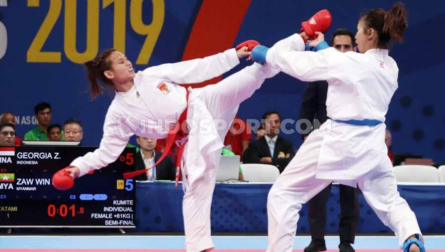 Karateka Indonesia, Georgia Zefanya Ceyco (merah) bertarung melawan Zaw Win dari Myanmar di kelas kumite  61 kg putri SEA Games 2019 di Word Trade Center, Manila, Senin (09/12/19).