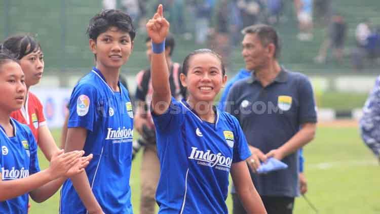 Pemain Persib Putri, Risqiyanti saat pertandingan menghadapi Arema FC pada leg pertama semifinal Liga 1 Putri 2019 di Stadion Siliwangi, Kota Bandung, Minggu (01/12/2019).