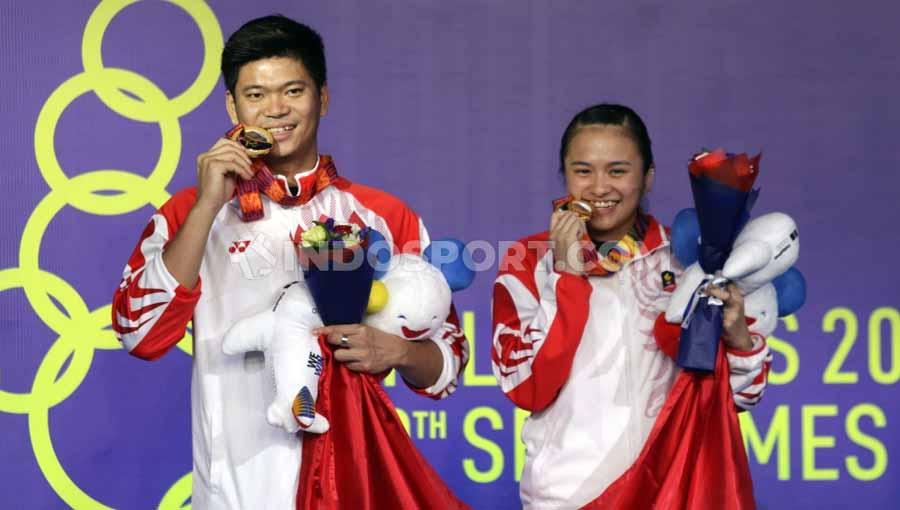 Pasangan ganda campuran Indonesia, Praveen Jordan/Melati Daeva Oktavianti saat menerima medali emas di Final SEA Games 2019, Senin (09/12/19).