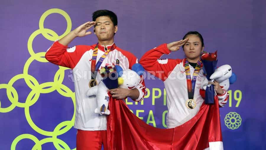 Pasangan ganda campuran Indonesia, Praveen Jordan/Melati Daeva Oktavianti saat menerima medali emas di Final SEA Games 2019, Senin (09/12/19).