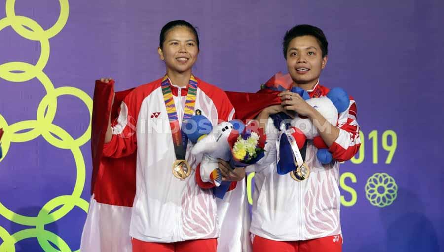 Pasangan Ganda putri Indonesia, Greysia Polii/Apriyani saat menerima medali emas di Final SEA Games 2019, Senin (09/12/19).