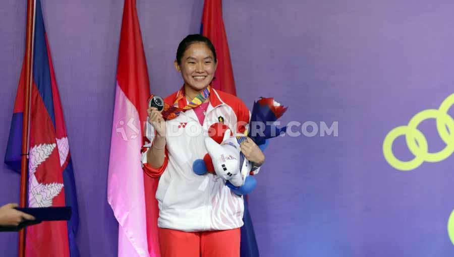 Tunggal Putri Indonesia Ruselli Hartawan saat menerima medali Perak di Final SEA Games 2019, Senin (09/12/19).