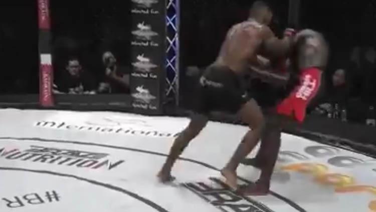 Petarung Mixed Martial Arts (MMA), Ibrahim Mane harus menerima nasib kekalahan yang cukup memalukan usai dipukul dengan brutal hingga pingsan. - INDOSPORT