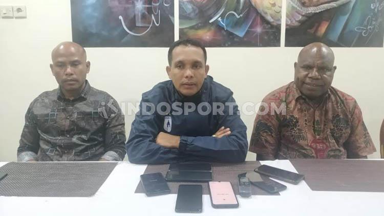 Ki-ka: Asisten Manajer Persipura Tolikara, Mathius Wally, Sekretaris Umum Persipura Rocky Bebena dan Manajer Persipura Tolikara, Usman G Wanimbo saat memberi keterangan kepada wartawan, Senin (09/12/19).