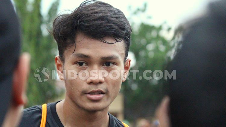Pemain muda Persebaya Surabaya, Koko Ari Araya setelah berlatih di Lapangan Polda Jatim. - INDOSPORT