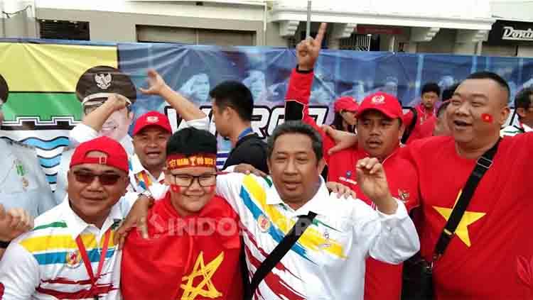Potret kemesraan suporter Timnas Indonesia dan Vietnam di depan Stadion Rizal Memorial, Selasa (10/12/19).