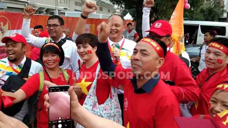 Potret kemesraan suporter Timnas Indonesia dan Vietnam di depan Stadion Rizal Memorial