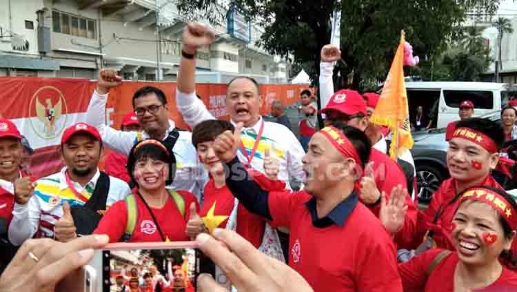 Jelang final SEA Games 2019 cabang olahraga sepak bola, suporter Vietnam dan Indonesia saling tebar psywar di depan Stadion Rizal Memorial Filipina.